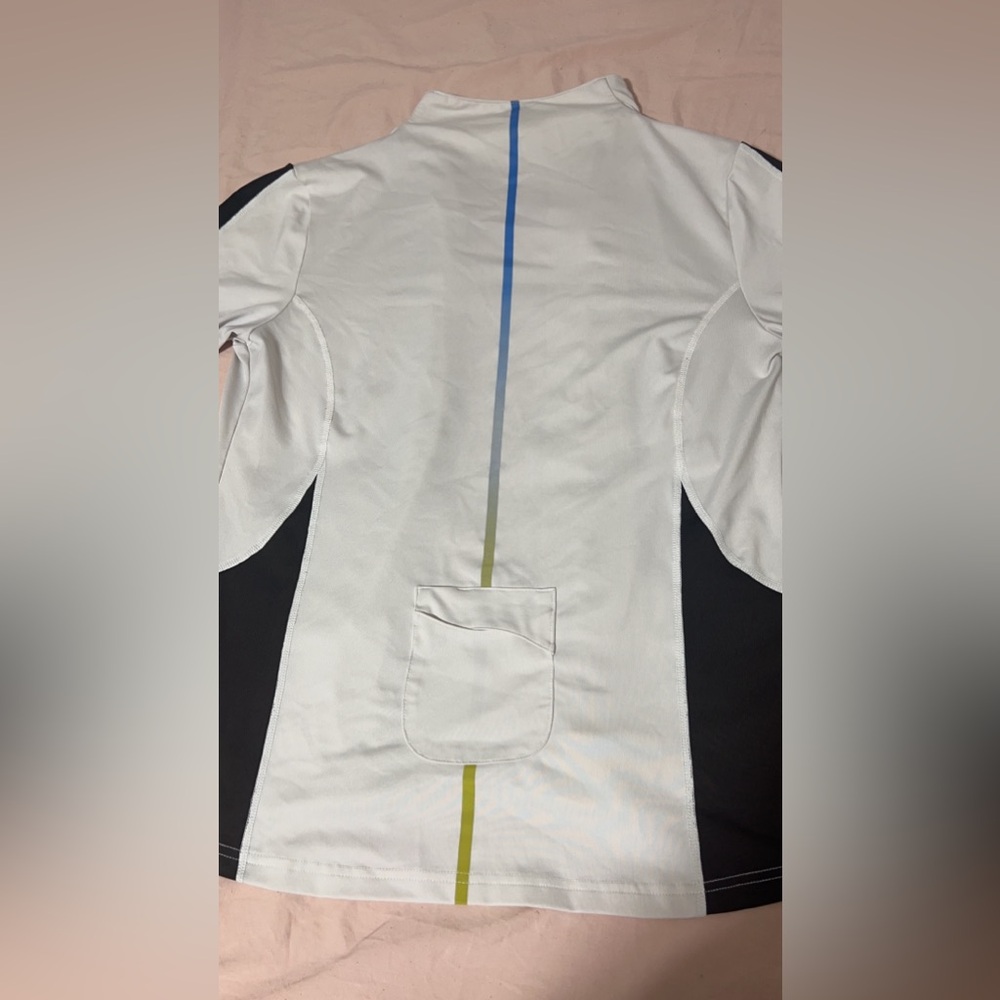 Women’s slim fit long sleeve, size M , used in good conditions.